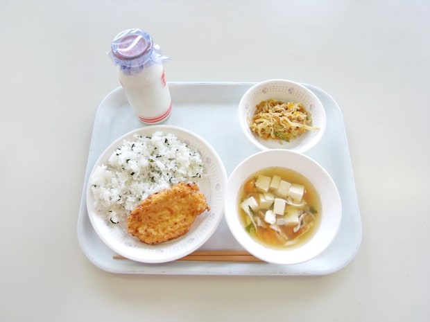 えっ…どんな味？　北海道苫小牧市の学校給食に出る《カレー》が他の地域と一味違いすぎた