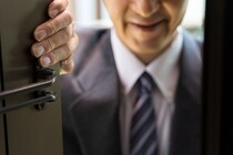 【元刑事が語る】「詐欺にだまされやすい人」に共通していた《3大特徴》