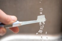 歯磨き前、歯ブラシはぬらすorぬらさない？　歯科衛生士が教える“正しい使い方”