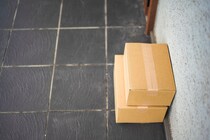 「置き配」サービス使ったら、雨で「荷物」びしょぬれ…自己責任？　宅配業者への“賠償請求”の可否、弁護士解説