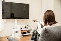 テレビは「リモコン」「主電源」、どっちを使うと電気代がオトク？