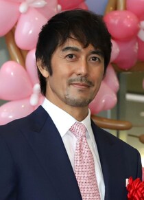「スーツにこだわり」がありそうな男性有名人ランキング　3位「阿部寛」…2位＆1位は？