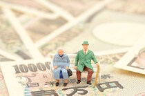 【画像】「衝撃的すぎる……」→これが2025年“還暦人”たちの「リアル貯蓄額」です…！