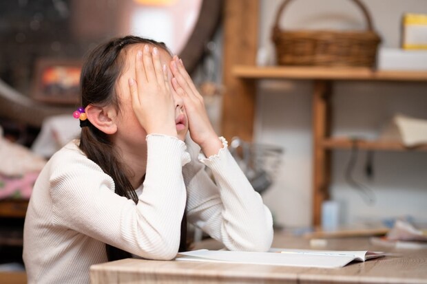 明日からまた学校…「友達がいない」と悩むわが子にどう接する？　教育のプロが説く、親が押し付けてはいけない“考え方”