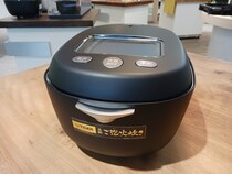 【豆知識】炊飯器の“宣伝シール”、貼ったまま使ってOK？　剥がさないとダメ？　タイガー魔法瓶＆象印に聞いてみた