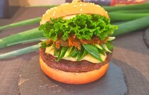 「フレッシュネスバーガー」京都・九条ネギ＆西京味噌「黒毛和牛バーガー」発売　“人気レモネード”再販