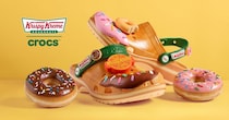 「クリスピー・クリーム・ドーナツ」がサンダルに　クロックスと初コラボ、パッケージは“定番ボックス”　1年以上かけて実現