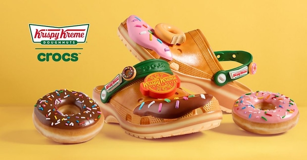 「クリスピー・クリーム・ドーナツ」がサンダルに　クロックスと初コラボ、パッケージは“定番ボックス”　1年以上かけて実現