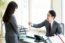 「なんでできないの？」と攻撃的に…“仕事ができる人”ほど要注意！？　「パワハラ」しやすい人の心理的特徴