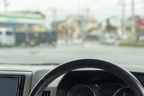 車でコンビニ駐車場通り抜け近道…危険な「コンビニワープ」って“違法”じゃないの？　SNS怒り「ひかれそうになった」【弁護士解説】