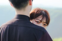 【実態】配偶者が「浮気している」と疑ったことはある？→既婚男女6800人超の“本音回答”が生々しい