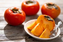 【要注意】秋の味覚「柿」食べ過ぎると“危険な病気”に…摂取時の注意点＆組み合わせNGの食べ物とは？【管理栄養士が解説】