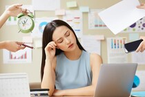 仕事がなかなか終わらない…「長時間労働」が心身に及ぼす“深刻なリスク”とは？　メンタル維持に役立つ2つの思考法