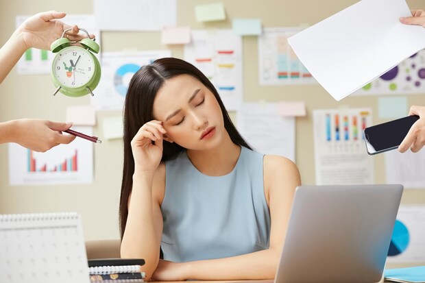 仕事がなかなか終わらない…「長時間労働」が心身に及ぼす“深刻なリスク”とは? メンタル維持に役立つ2つの思考法