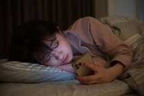 【要注意】就寝前の“だらだらスマホ”　実はうつ病の危険サイン　心理カウンセラーに聞いた解決法