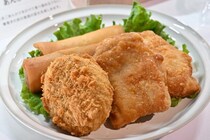 【今日から4日間限定】コロッケ108円→54円、春巻き120円→60円に！　セブンイレブンが「揚げ物」の日替わり“半額セール”実施中