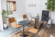 食べにくい…カフェ＆ファストフード店が“座りにくい椅子”を置くのはなぜ？　実は回転率向上だけじゃなかった