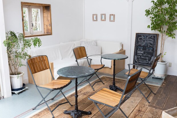 食べにくい…カフェ&ファストフード店が“座りにくい椅子”を置くのはなぜ? 実は回転率向上だけじゃなかった