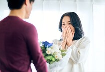 彼氏や夫から「もらってうれしかった誕生日プレゼント」ランキング　3位「花」2位「財布」…女性500人が選んだ“圧倒的”1位は？