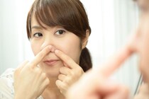 【洗顔後】毛穴から「白いポツポツ」が！？　皮膚科医「自力で取ったらダメです」…正体は？