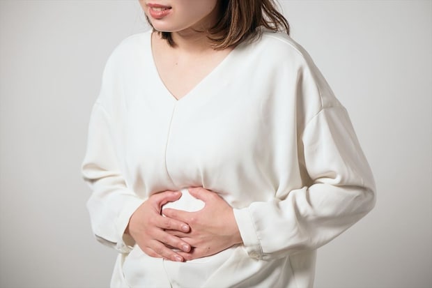 胃の痛みを我慢→医師「危険です」 30代が知っておくべき「胃潰瘍」のリスクと予防法 専門家が解説