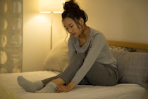 【要注意】寝るときに足が冷える…それでも「靴下」を履いてはいけないワケ　睡眠のプロが解説