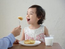 「お菓子」食べ過ぎが子どもの偏食生む、欲求抑える3つの方法とは？