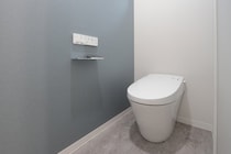 ライブ参加者、近隣病院のトイレを“無断使用”か…目撃情報に「非常識にもほどがある」「言葉を失う」　罪に問われる？【弁護士解説】