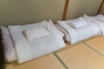 チェックアウト時、布団は畳むor畳まない？　旅館が紹介する“正解”に「日本人の美しき風習なのかな？」