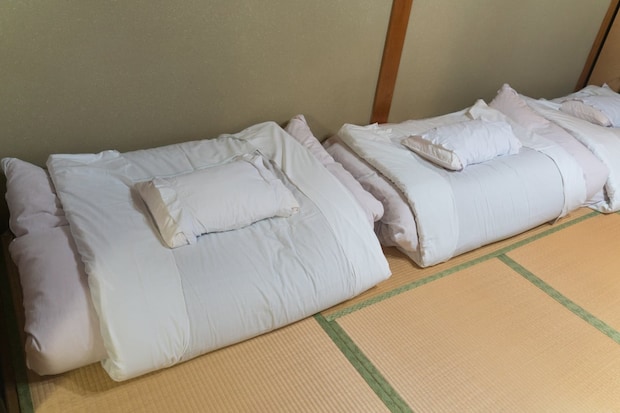 チェックアウト時、布団は畳むor畳まない？　旅館が紹介する“正解”に「日本人の美しき風習なのかな？」