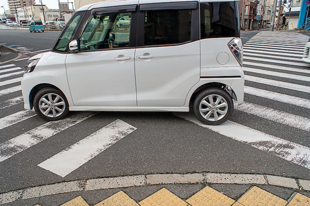 「お先にどうぞ」 車運転中、歩行者に道を譲られた…先に通行すると“道交法”違反に!? 弁護士が解説