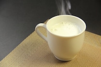 【疑問】眠れないときは「ホットミルク」を飲むのがよいって本当？　睡眠のプロに聞いて分かった、牛乳飲むのに適した“時間帯”