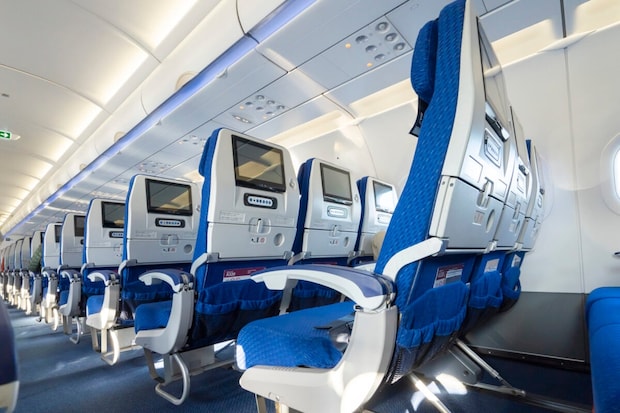 つい置き忘れてしまう…飛行機でよく見つかる「忘れ物」とは【JALが紹介】