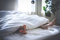 【えっ！】夫婦の営み「ある」けど「満足していない」既婚男女たち…理由は？→6割を占めた《最多回答》が生々しかった