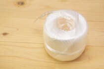 【便利】はさみ使わずに「ビニールひも」が切れる！　自衛隊の“簡単ライフハック”に「お見事」「マジックみたい！」