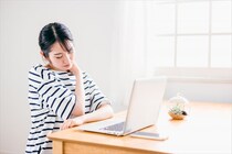 “猫背”と実は違う「巻き肩」　悪化すると転倒の恐れ、腕のしびれ　改善ストレッチ