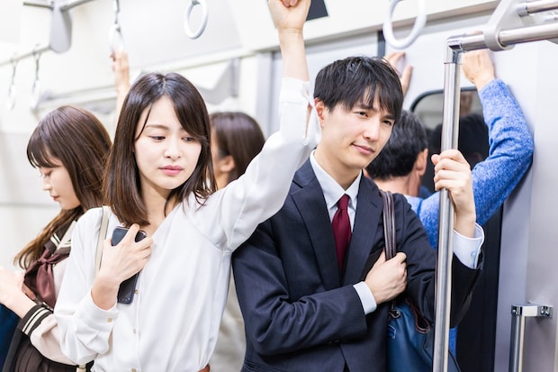 満員電車でバランス崩し、他人の足踏んでしまった…相手がけがしたら「治療費」支払わなきゃダメ？　弁護士が解説