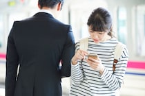 【恐怖】「歩きスマホ」の人とぶつかり、相手のスマホ落下　もし“破損”したら弁償しなきゃダメ？　弁護士に聞く