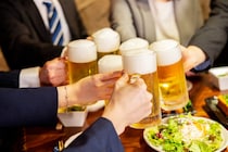 【えっ】実質、強制参加なのに…会社が「忘年会」の費用負担せず、社員に“割り勘”で払わせるって問題ないの？　弁護士解説