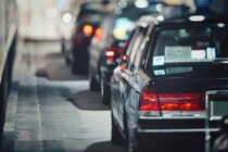 タクシー乗車時に嘔吐、お漏らし…高額な「清掃費」請求されたら支払わないとダメ？　弁護士が対処法を解説