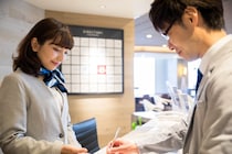 ビジネスホテルは「サービス料」請求しないって本当？　もし外国人観光客からチップ手渡されたら…スーパーホテルに対応を聞く