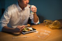 【ホテル】ホテルに「飲食物」持ち込みOK？　ごみ箱に“ごみ”が入り切らない場合、どうする？　アパ＆スーパーホテルに聞く