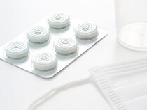 【疑問】喉が痛い、イガイガする…トローチorのどあめ、どっちを使う？　薬剤師に聞いてわかった効果の違い＆使い分けのコツ