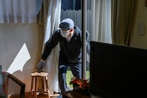 最大9連休の年末年始は「空き巣」注意　“狙われやすい家”の共通点とは？　元刑事が教える旅行＆帰省前に徹底したい「防犯対策」