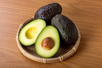 アボカドの表面についた“白い粉”…そのまま食べてもいいの？　管理栄養士「食べられない場合もあります」
