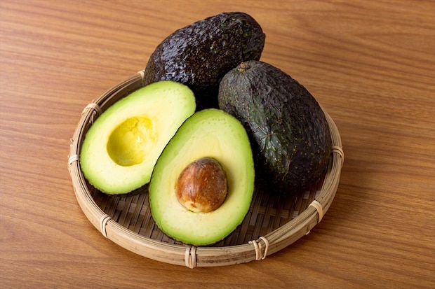 アボカドの表面についた“白い粉”…そのまま食べてもいいの？　管理栄養士「食べられない場合もあります」