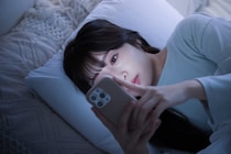 就寝前に「スマホ」操作すると“睡眠の質”悪化…無理なくやめるには？　専門家が教えるデジタル機器との付き合い方