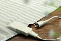 冬に「電気毛布」使うと“快眠”できる？　注意しないと低温やけどのリスクも…睡眠のプロに聞く「正しい使い方」