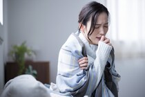 風邪ひいて喉がチクチク…痛み和らげるには？　医師が摂取を勧める調味料＆飲み物