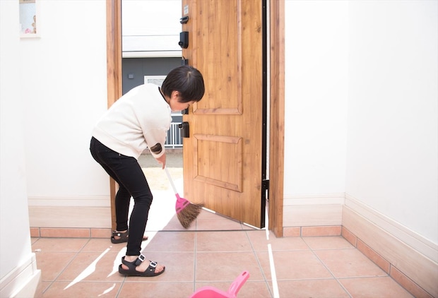 実は多い…週単位で“玄関掃除”する人たち　SNS「週に1回掃き掃除」「週一で水流して磨く」　玄関掃除のベストな頻度とは？